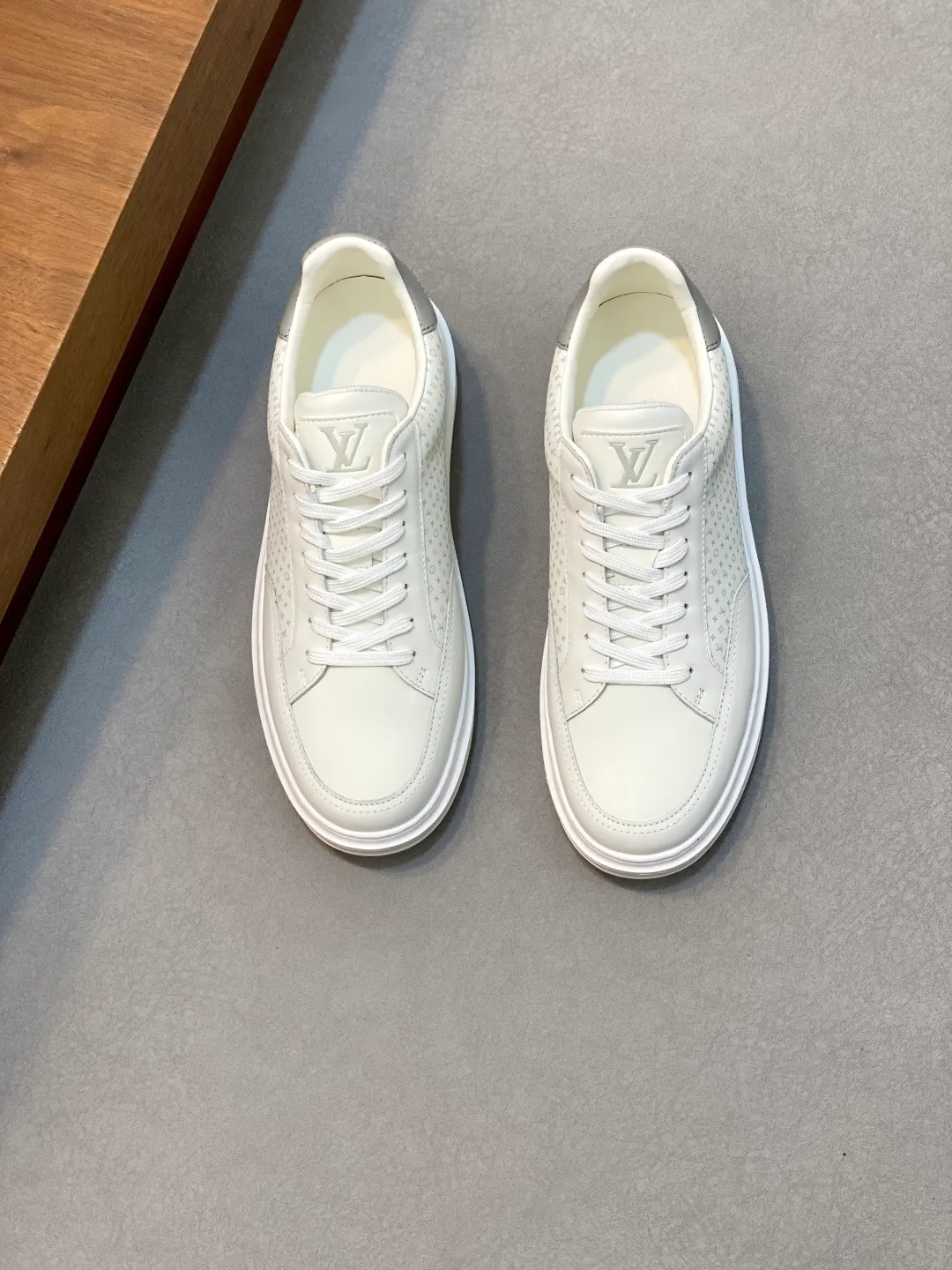 Factory price: 400💰LV🆕 New men's high-end casual sports shoes, using imported first-layer cowhide silk-screened brand lougou, original ultra-light men's shoes 💰u outsole, wear-resistant and comfortable, Monogram lougou embellished rubber outsole, breathable mesh lining, versatile classic style! Size: 38-44 (.45, 46 customized)